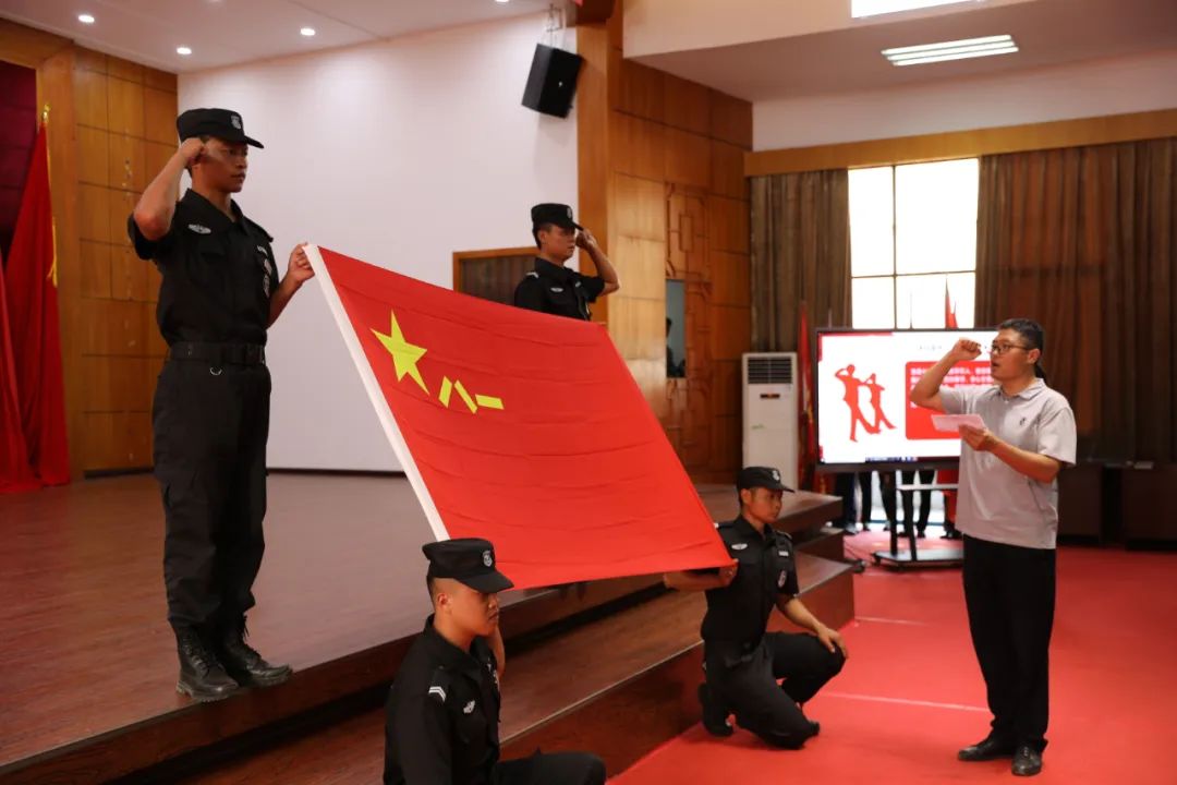 喜迎二十大 热血铸酒魂 奉献谱新篇 贵州董酒隆重举行“遵义战士”新征程贵州董酒志愿服务队授旗仪式